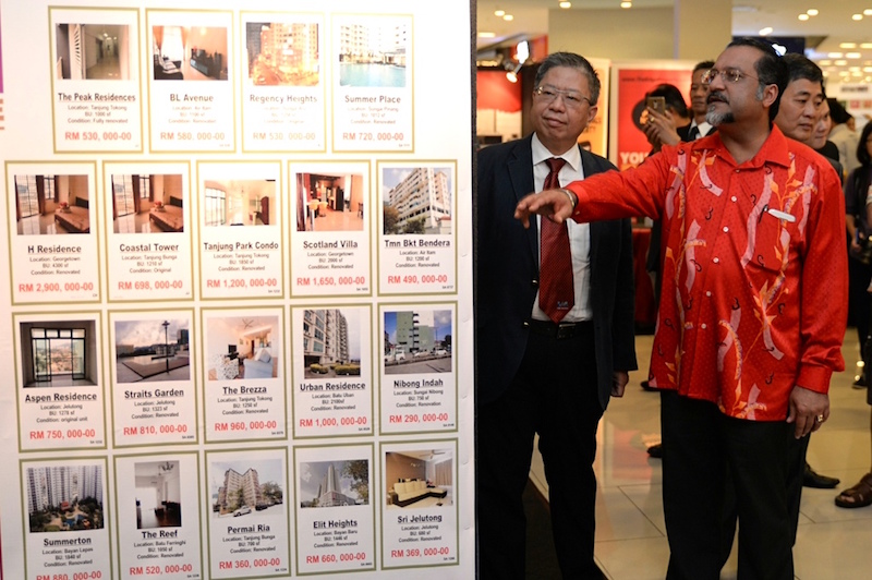 Jagdeep Singh Deo visits one of the booths at the Maspex exhibition, together with Maspex Penang organising chairman Michael Geh. — Picture by KE Ooi