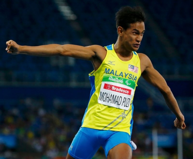 Mohamad Ridzuan Mohd Puzi memecut ke garisan penamat 100m T36 dengan catatan 12.07 saat untuk merangkul pingat emas pertama negara di Sukan Paralimpik Rio de Janeiro, semalam. u00e2u20acu201d Foto Reuters 