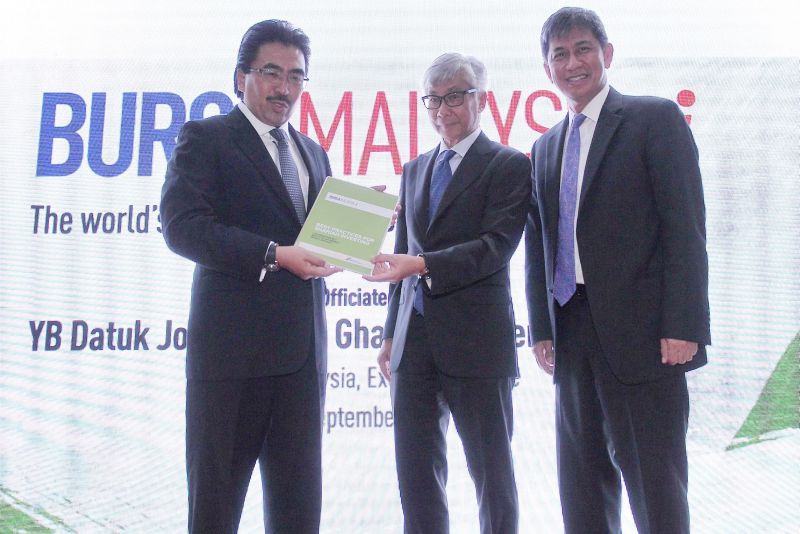 Second Finance Minister Datuk Johari Abdul Ghani (left) and Chairman Bursa Malaysia Berhad Tan Sri Amirsham A Aziz (second right) at launch of Bursa Malaysia-i at Bursa Malaysia Sept 5, 2016. At right is Bursa CEO Datuk Seri Tajuddin Atan.bernama