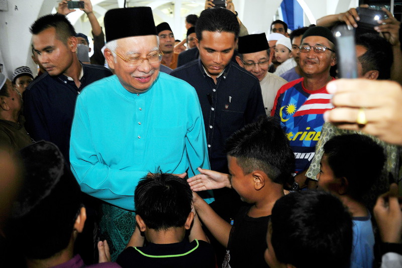 Prime Minister Datuk Seri Najib Razak shaking hands with children after performing Friday prayers at Masjid As-Syakirin in Bintulu, September 16, 2016. u00e2u20acu201d Bernama pic