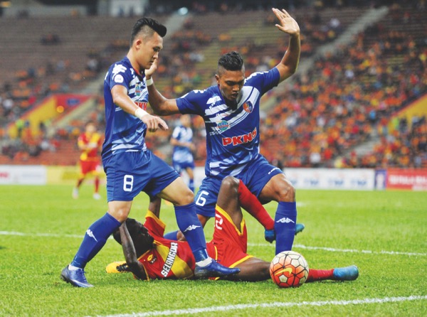 Selangoru00e2u20acu2122s S. Veenod (centre) is tackled by Khairu Azrin Khazali (left) and Munir Amran during their match on Saturday. Selangor beat PKNS 1-0. u00e2u20acu201d Picture by Bernama 