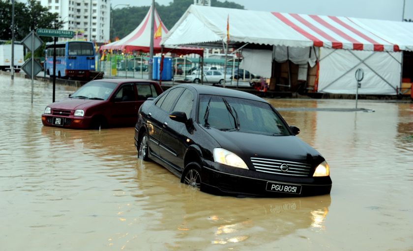 Dua kenderaan tersangkut di Jalan Mayang Pasir, Bayan Baru apabila banjir kilat melanda berikutan hujan lebat yang turun sejak awal pagi tadi. u00e2u20acu201d Foto Bernama