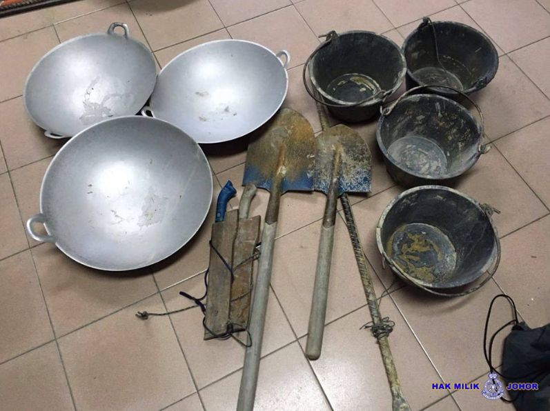 Polis Johor merampas beberapa peralatan mendulang emas di tanah persendirian Sultan Johor di Mersing seperti pam air, cangkul, penyodok, baldi, dan lain-lain peralatan. u00e2u20acu201d Foto ihsan Facebook/Polis Johor