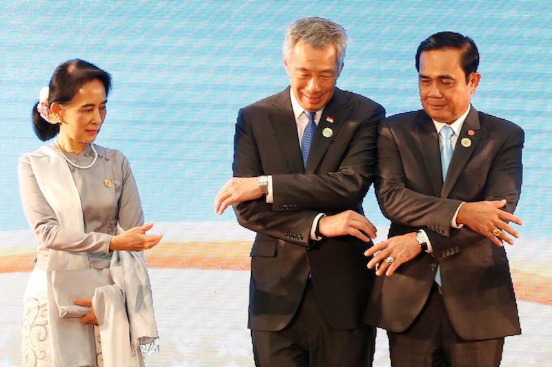 (From left) Aung San Suu Kyi, Lee Hsien Loong and Prayut Chan-o-cha, pose for photo during Asean Summit in Vientiane, Laos September 7, 2016. u00e2u20acu201d Reuters pic 