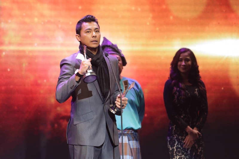 Syamsul Yusof accepts the Best Director and Best Editor awards for the film u00e2u20acu02dcMunafiku00e2u20acu2122 at the 28th Film Festival Awards (FFM28) in Kuala Lumpur September 3, 2016. u00e2u20acu201d Picture by Choo Choy May