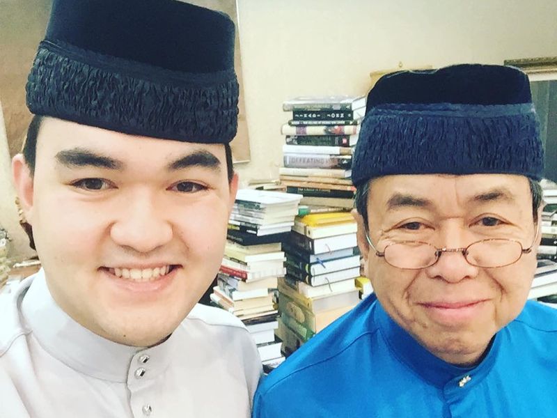 Tengku Amir Shah (kiri) mengucapkan tahniah atas ijab kabul Sultan Sharafuddin Idris Shah (kanan) dua hari lepas. u00e2u20acu201d Foto ihsan Instagram/Raja Muda Selangor