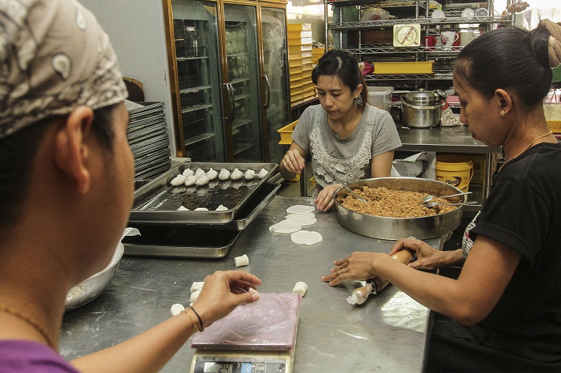 Lam and her sister in law (right) preparing the second batch of pau for tea-time customers at Restaurant Klang Food Centre in Klang, Selangor October 7, 2016. u00e2u20acu201d Picture by Yusof Mat Isa