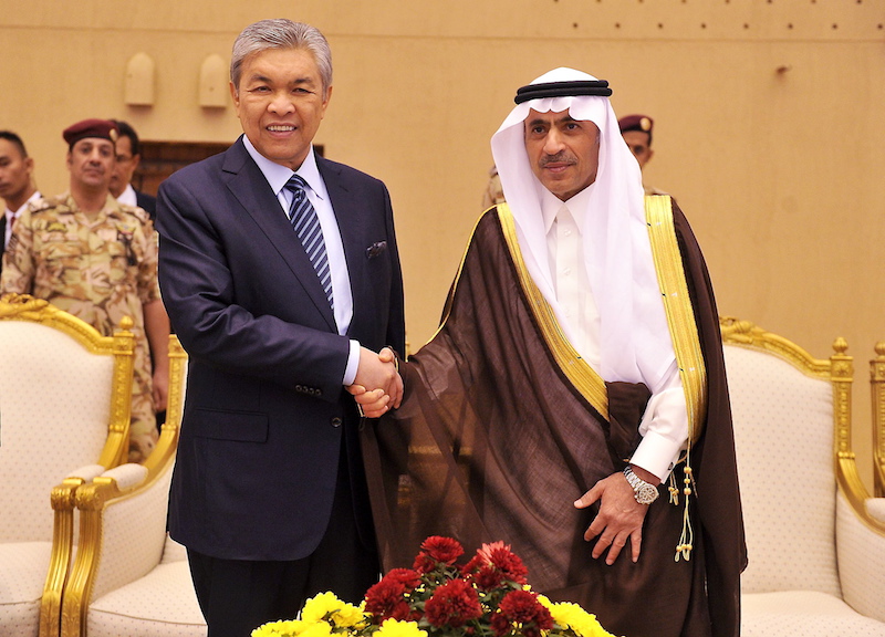 Deputy Prime Minister Datuk Seri Dr Ahmad Zahid Hamidi poses for a picture with the Undersecretary of Saudi Arabiau00e2u20acu2122s Interior Ministry Dr Ahmed Mohammad Al-Salim (left) in Riyadh, October 12, 2016. u00e2u20acu201d Bernama pic