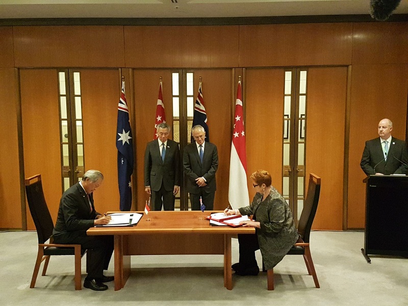 Singapore Prime Minister Lee Hsien Loong (second from left) and Australian Prime Minister Malcolm Turnbull (second from right) witnessing the signing of an MoU that allows the Singapore Armed Forces (SAF) enhanced access to train in Australia. u00e2u20acu201d TODAY p