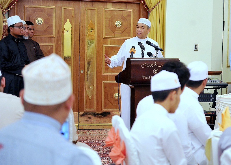 Deputy Prime Minister Datuk Seri Dr Ahmad Zahid Hamidi speaks at a luncheon with members of the Malaysian community at Madinah, Arab Saudi October 14, 2016. u00e2u20acu201d Bernama pic