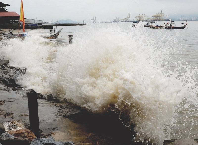 Strong waves hit fishing boats at Bagan Ajam, Penang, yesterday. Despite warnings, many go out to fish expecting a bountiful catch. u00e2u20acu201d Picture by Bernama 