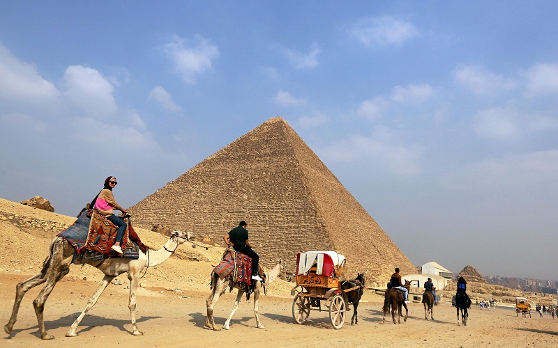 Tourists ride in horse carts in the Giza pyramids area, on the outskirts of Cairo October 30, 2016.