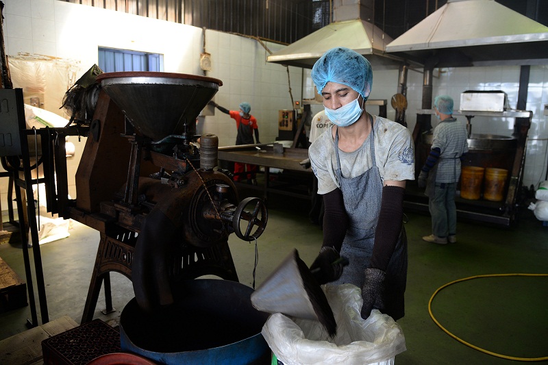 After the coffee has cooled, it is then ground into a powder. — Picture by K.E.Ooi