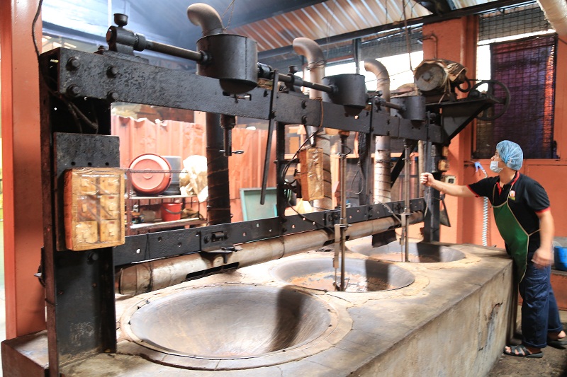 An old photo of the old equipment that the factory had used before they changed it to the modern automated machines now. — Picture courtesy from Bee Coffee