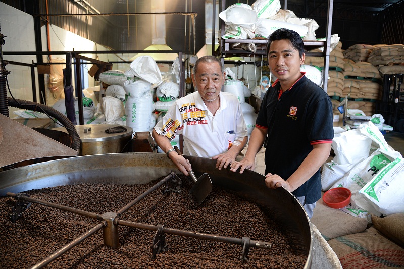 Goh Bee Teng (left) and his youngest son, Goh Thian Sin. — Picture by K.E.Ooi