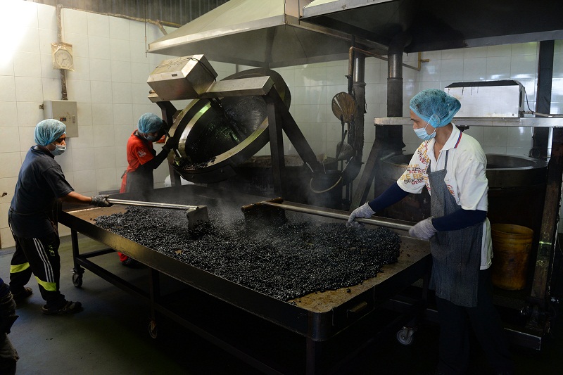 The cooling down...after the coffee beans have been caramelised, it is poured on a cooling pan to cool before it is ground into the local kopi-o. —  Picture by K.E.Ooi