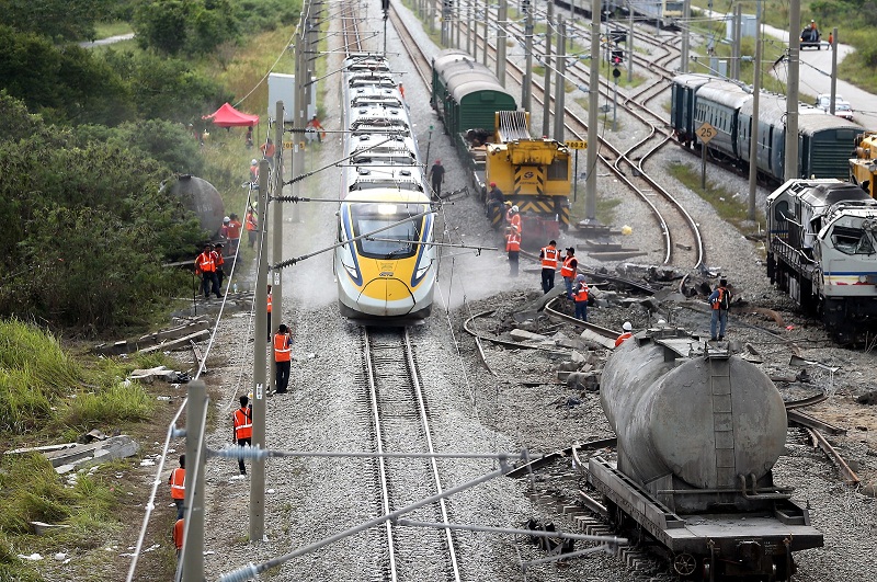 An ETS train passes by the derailment site in Batu Gajah as it makes its way to KL Sentral. u00e2u20acu201d Picture by Farhan Najib 