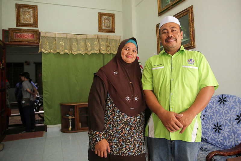 Izaarbaayah Ahmed Ridzwan (left) and husband Jalaludin Suhod (right) earn about RM3,000 a month selling cut fruits, soup, curry mee, assam laksa, and drinks from a truck at the Subang Jaya KTM station.