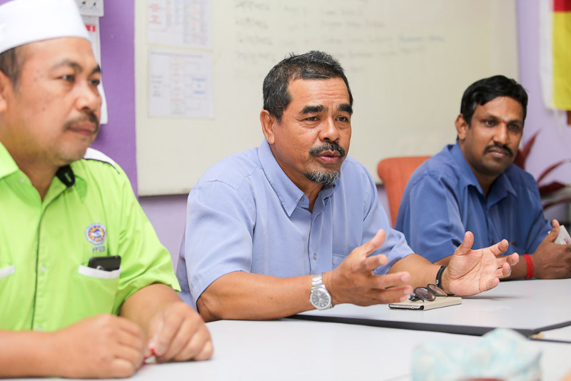 Picture shows (from left) RA chairman Jalaludin Suhod, JMB chairman Ab Halim Che Had, and JMB committee member S. Balan.