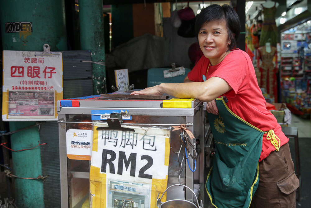 Continuing the family tradition, Amy Choong runs her father’s famous salted roast duck stall in Petaling Street.