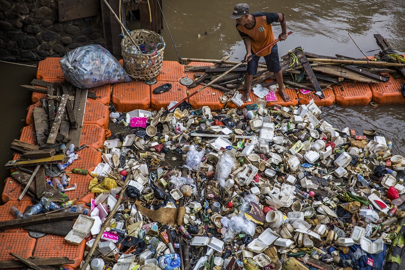 Workers collect and separate trash at a floodgate in the Manggarai neighbourhood of Jakarta, Indonesia, August 26, 2016. u00e2u20acu201d Picture by Kemal Jufri/The New York Times