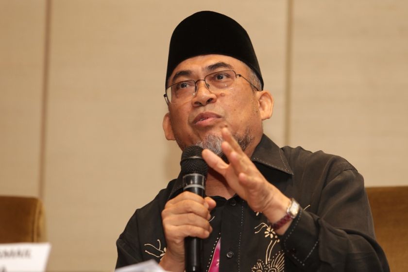Datuk Ismail Yahya speaks at the Sisters in Islam forum on underage marriage at the Renaissance Hotel in Kuala Lumpur, October 8, 2016. u00e2u20acu201d Picture by Choo Choy May
