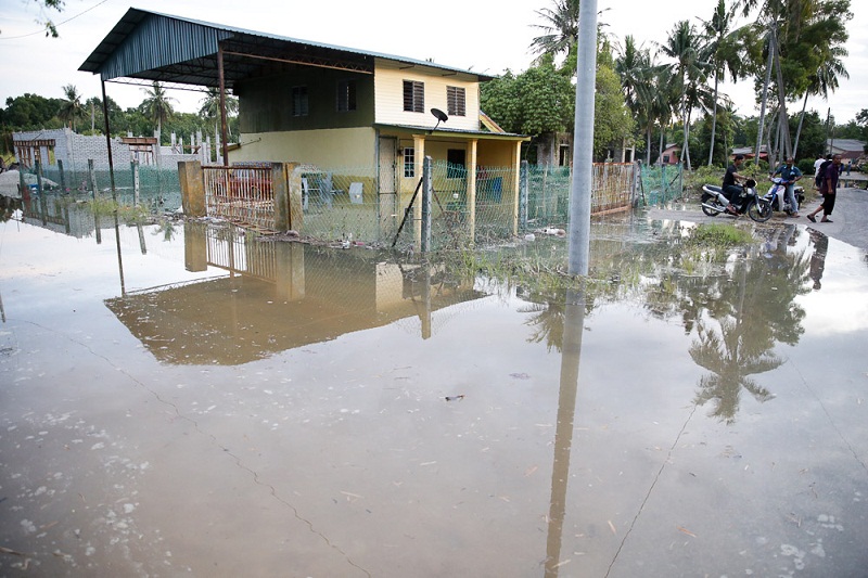 A house is seen damaged by flood in Kampung Sementa in Jalan Kapar, Klang October 18, 2016. u00e2u20acu201d Picture by Saw Siow Feng