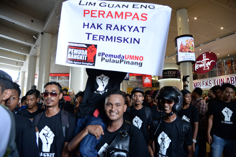 Umno Youth members marching to Komtar in George Town to demand the resignation of the Penang chief minister, October 26, 2016. u00e2u20acu201d Picture by K.E. Ooi