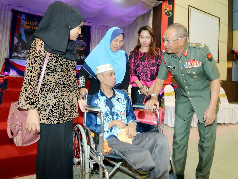 Division Four commander  Major General Datuk Sheikh Hassan Sheikh Mokhsin mingling with retired army sergeant Kamaruddin Mohd Kayat (sitting), 66, and his family, at a ceremony for wounded officers and men at Wardieburn Camp, Kuala Lumpur, October 28, 201