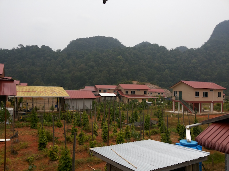 The government's Bengoh Resettlement Scheme (BRS), also known as Rumah Mesra Rakyat, is less than half an hour's drive from Kuching by road. 