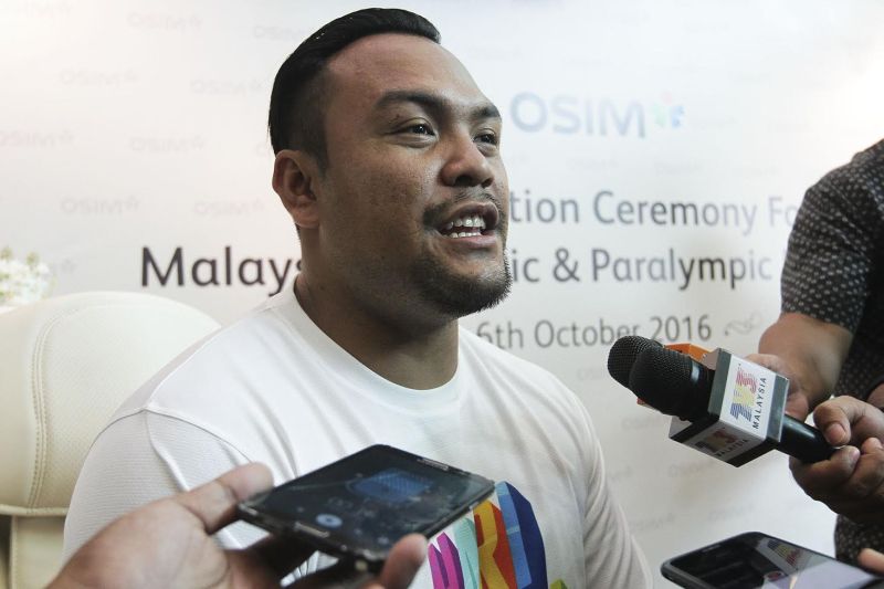 Agak-agak siapa menang? Juara acara lontar peluru Ziyad Zolkefli akan bersaing angkat berat dengan Khairy Jamaluddin pada sambutan Hari Sukan Negara, esok. u00e2u20acu201d Foto oleh Yusof Mat Isa 