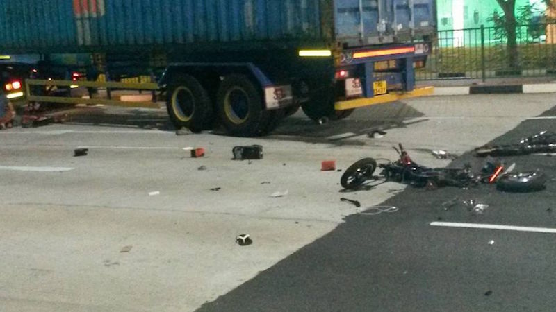 The accident that took place at the junction of West Coast Highway and Pandan Crescent left one man dead, and two others injured. u00e2u20acu201d Picture courtesy of Naing Htay/Facebook