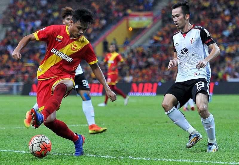 Selangor's Ahmad Hazwan Bakri (red) battling with T-Team's Asrol Mohd Ibrahim in the Malaysia Cup semifinal first leg at the Shah Alam Stadium October 1, 2016. u00e2u20acu201d Bernama pic