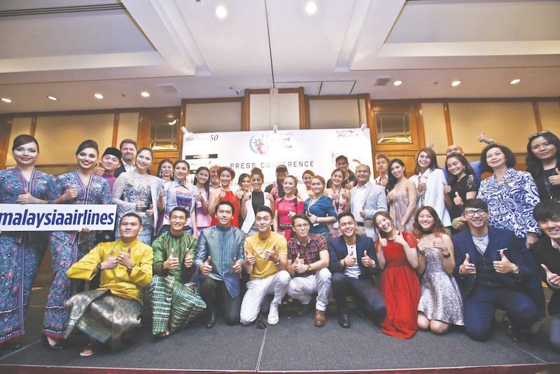 Nazri (wearing cap) with Mirza, Syed Yahya and the celebrities taking part in the programme. u00e2u20acu201d Picture by Azneal Ishak