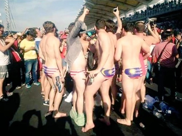 Foto viral di sosial media, sekumpulan pelancong yang memakai seluar dalam dengan bendera Malaysia.