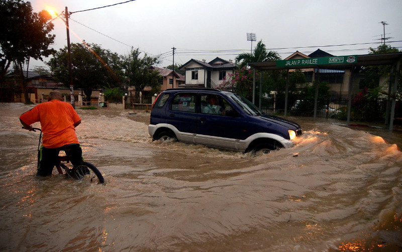A car drives through floodwaters along Jalan P. Ramlee, George Town, October 29, 2016. Heavy rain over three hours from 5pm caused some areas around George Town to experience a flash flood. u00e2u20acu201d Bernama pic