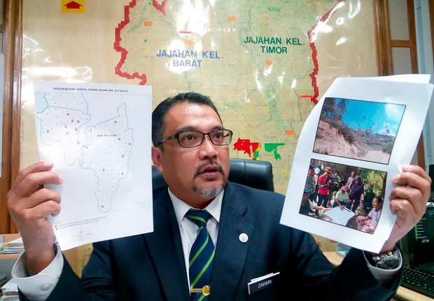 State Forestry Department director Zahari Ibrahim shows pictures and a map of the forest reserve in Ulu Galas dan Batu Papan, Gua Musang at a press conference in Kota Baru April 20, 2016. u00e2u20acu201d Bernama pic