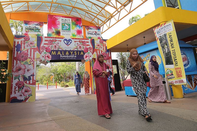 Only a few people were at Bukit Merah Laketown Resort yesterday as news of the outbreak spread like wildfire. u00e2u20acu201d Picture by Marcus Pheong