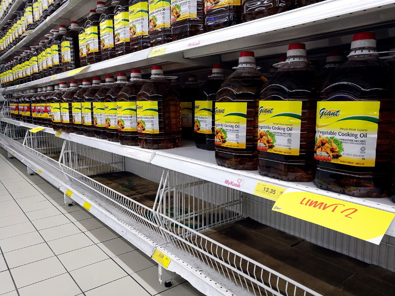 Packets of 1-kilogram cooking oil been have snapped up by shoppers while many large bottles of cook oil remain in stock at a supermarket in Kangar, October 27, 2016. u00e2u20acu201d Bernama pic