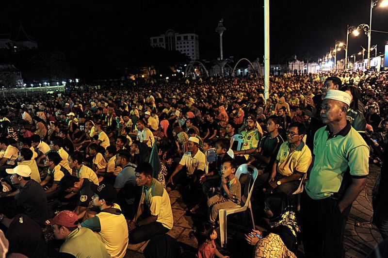 Some of the Kedah fans who came to watch the Malaysia Cup final in front a giant screen at Masjid Zahir, Alor Star October 30, 2016. u00e2u20acu201d Bernama pic