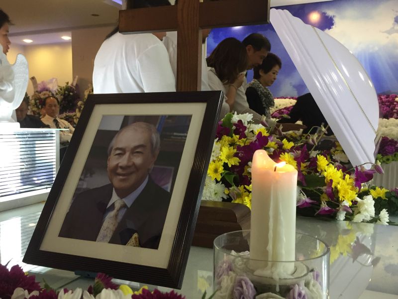 Family members of the late Tan Sri Henry Chin said their tearful final goodbyes during a touching service at the Fook Lu Siew funeral parlour in Kota Kinabalu, October 27, 2016. u00e2u20acu2022 Picture by Julia Chan