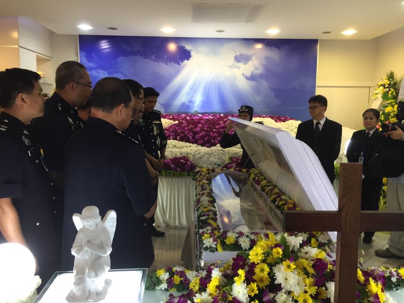 Relatives, friends and co-workers of the late Tan Sri Henry Chin came to pay respects to him and his family at his funeral at the Fook Lu Siew funeral parlour in Kota Kinabalu, October 27, 2016.