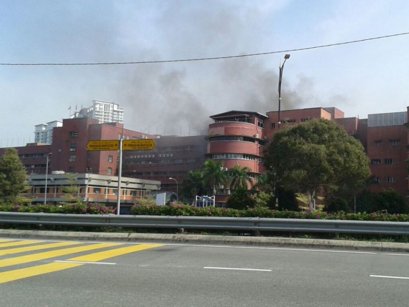 Hospital Sultanan Aminah sedang terbakar pagi ini seperti dirakam dalam foto yang tersebar di media sosial. u00e2u20acu2022 Foto ihsan Twitter/Roseli Hulk 