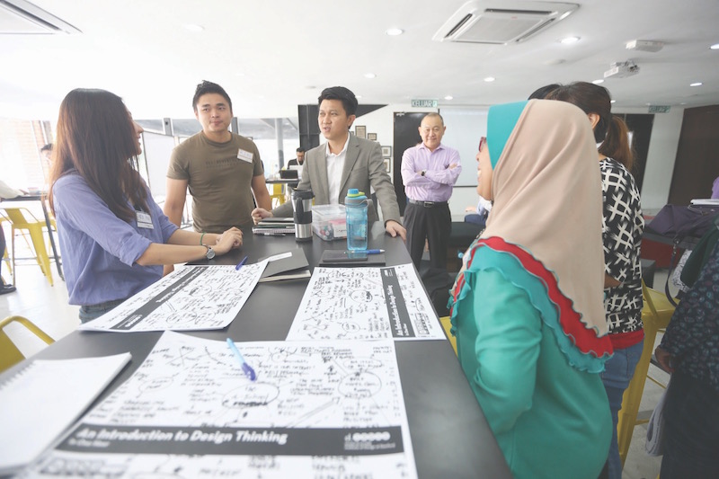 Chong (centre) speaks with participants of the National Blue Ocean Strategy Competition (from left) Sarawak Matriculation College lecturer Lim Yee You, Kuching Politech lecturer Ho Rui Jin and Kulim Hospital pharmacist Azrina Abdul Aziz at Genovasi Malays