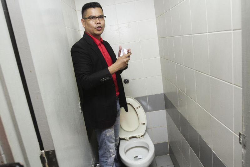 Datuk Jamal Md Yunos tears up Maria Chin's letter of demand before flushing it down the toilet. u00e2u20acu2022 Picture by Yusof Mat Isa