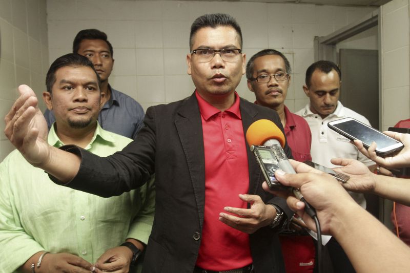 Datuk Jamal Md Yunos speaks to the media at the Umno building in Shah Alam, October 5, 2016. u00e2u20acu2022 Picture by Yusof Mat Isa
