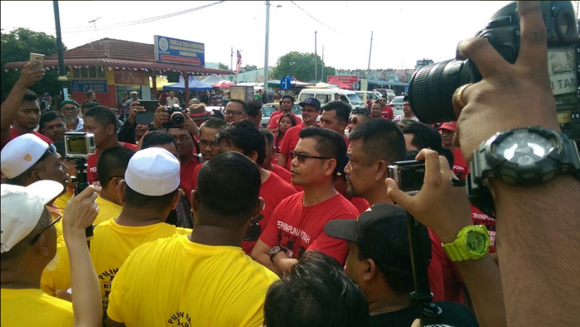 Members of Bersih 2.0 convoy were stopped by Sg Besar Umno chief Datuk Jamal Yunos (centre) and his red-shirted men, who proceeded to tear a banner and allegedly punched one of them. u00e2u20acu2022 Picture courtesy of Bersihu00e2u20acu2122s Twitter feed