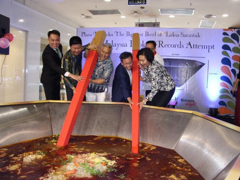 Datuk Sim Kui Hian (dua, kanan) menggaul laksa Sarawak dalam u00e2u20acu02dcmangkuku00e2u20acu2122 besar bersama Chef Wan (tiga, kanan) untuk rekod Malaysia Book of Records, 28 Oktober 2016. u00e2u20acu2022 Foto ihsan Facebook/Sim Kui Hian
