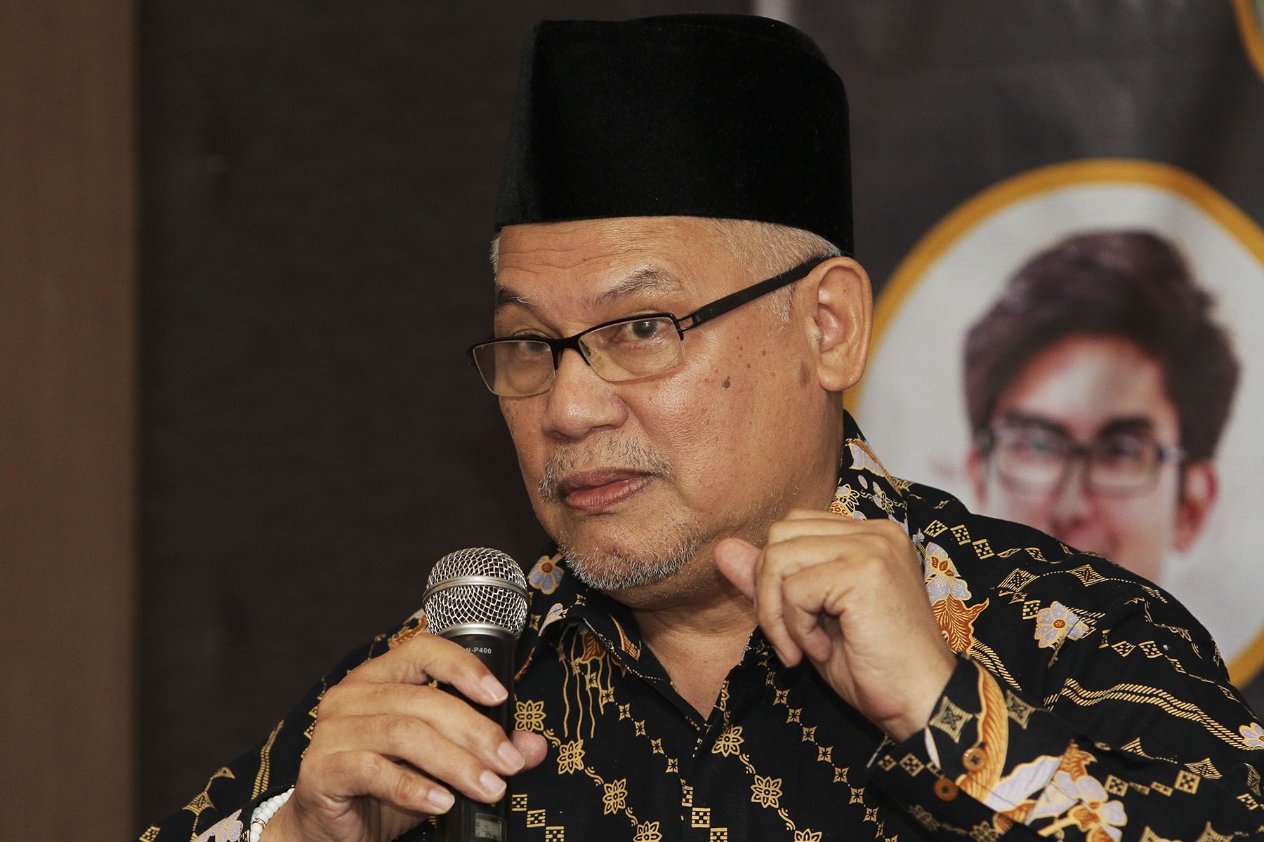Khalid Jaafar speaks during Malaysia Freedom Summit in Petaling Jaya, October 8, 2016. u00e2u20acu2022 Picture by Yusof Mat Isa