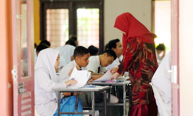 Form Three students of Sekolah Menengah Kebangsaan Panglima Perang focus on answering questions in Pentaksiran Tingkatan Tiga (PT3) exams in Kuantan October 10, 2016. u00e2u20acu201d Bernama pic 